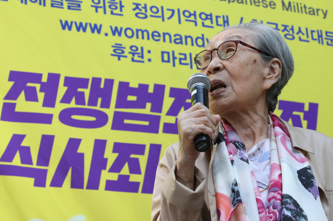 지난해 1월 28일 별세한 일본군 위안부 피해자인 김복동 할머니가 2018년 10월 3일 서울 종로구 옛 일본대사관 앞에서 열린 제1355차 정기수요집회에 참가해 발언하고 있는 모습. [연합]