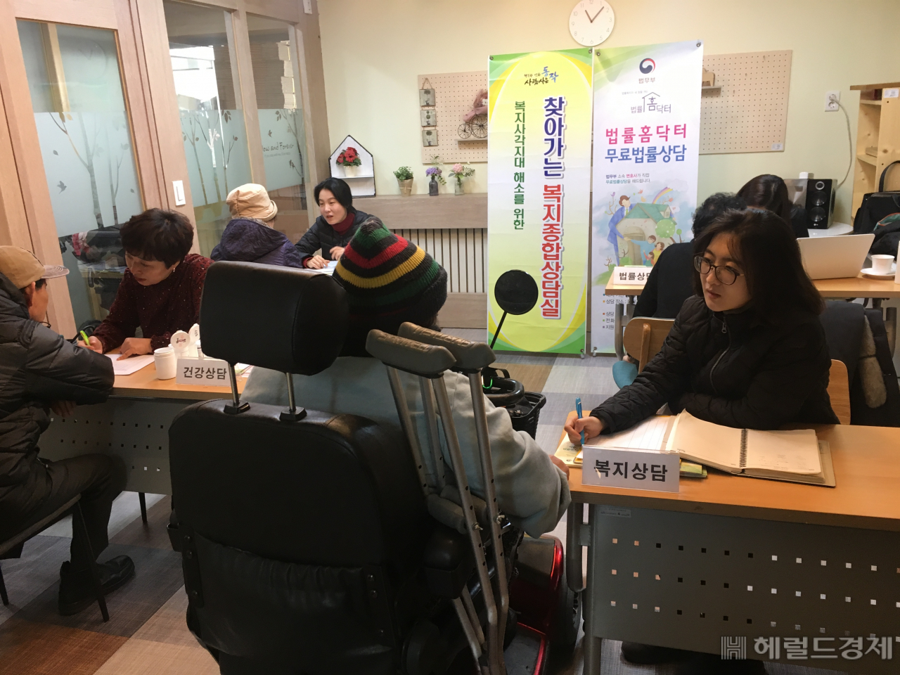찾아가는 복지종합상담실에서 주민이 상담을 받고 있다. [동작구]