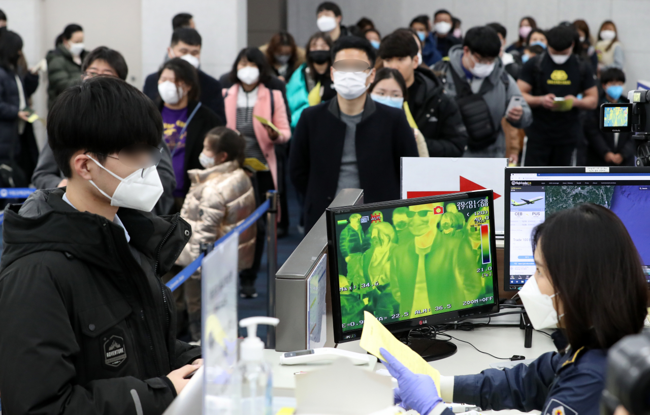 신종 코로나바이러스 감염증인 '우한 폐렴' 공포가 확산하는 가운데 28일 부산 강서구 김해공항 입국장에서 중국발 승객들이 검역대를 통과하고 있다. [연합 제공]