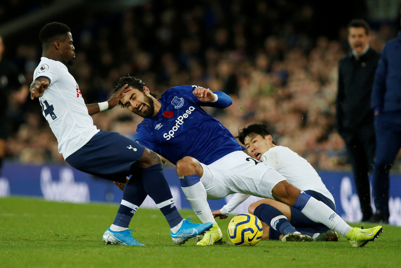 지난해 11월 3일(현지시간) 영국 리버풀 구디슨 파크에서 열린 2019~2020시즌 잉글랜드 프로축구 프리미어리그(EPL) 11라운드 토트넘 홋스퍼-에버튼전에서 에버튼의 안드레 고메스(가운데)가 토트넘의 손흥민(오른쪽)에게 백태클을 당한 뒤 토트넘의 세르주 오리에와 충돌하고 있다. 이후 고메스는 심각한 발목 부상을 당해 들것에 실려 나갔고, 손흥민은 EPL 진출 이후 두 번째 퇴장을 당했다. [로이터]