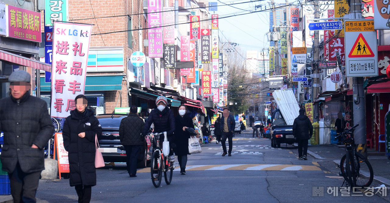 신종 코로나 바이러스 감염증인 '우한 폐렴'이 전세계적으로 확산되고 있는 가운데 29일 오전 서울 영등포구 대림동 차이나타운에서 많은 사람들이 마스크를 착용하고 길을 지나고 있다. 이상섭 기자/babtong@heraldcorp.com