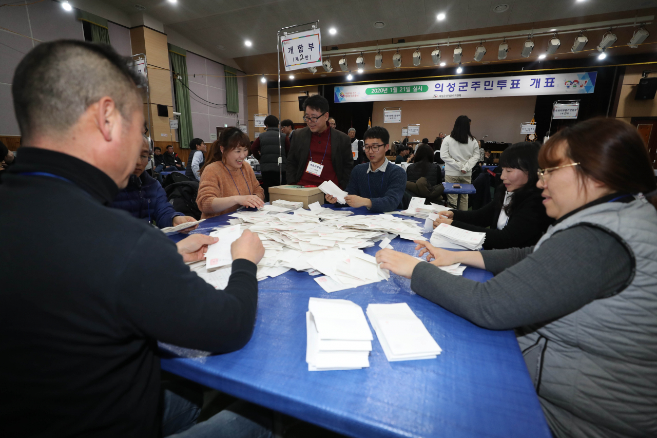 지난 21일 대구·경북 통합 신공항 건설 후보지 확정을 위한 주민 투표가 치러진 뒤 개표 작업이 진행되고 있다.[연합]