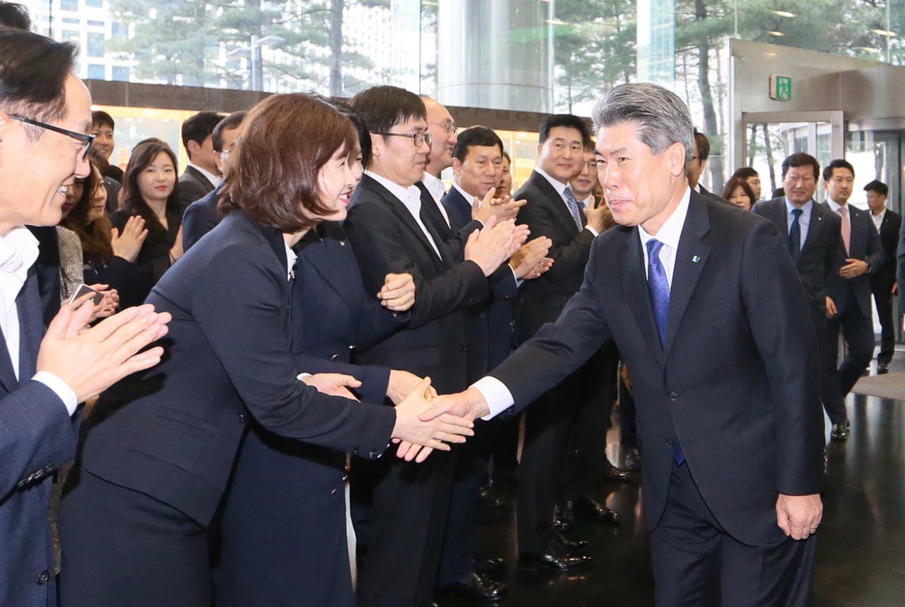 '낙하산 인사'로 논란이 된 윤종원 IBK 기업은행장이 29일 오전 서울 을지로 기업은행 본점에 첫 출근, 환영인사를 나온 임직원들과 악수하고 있다. 윤 행장은 지난 3일 취임한 뒤 27일 만에 첫 출근으로 이날 오전 취임식을 갖는다. [연합]