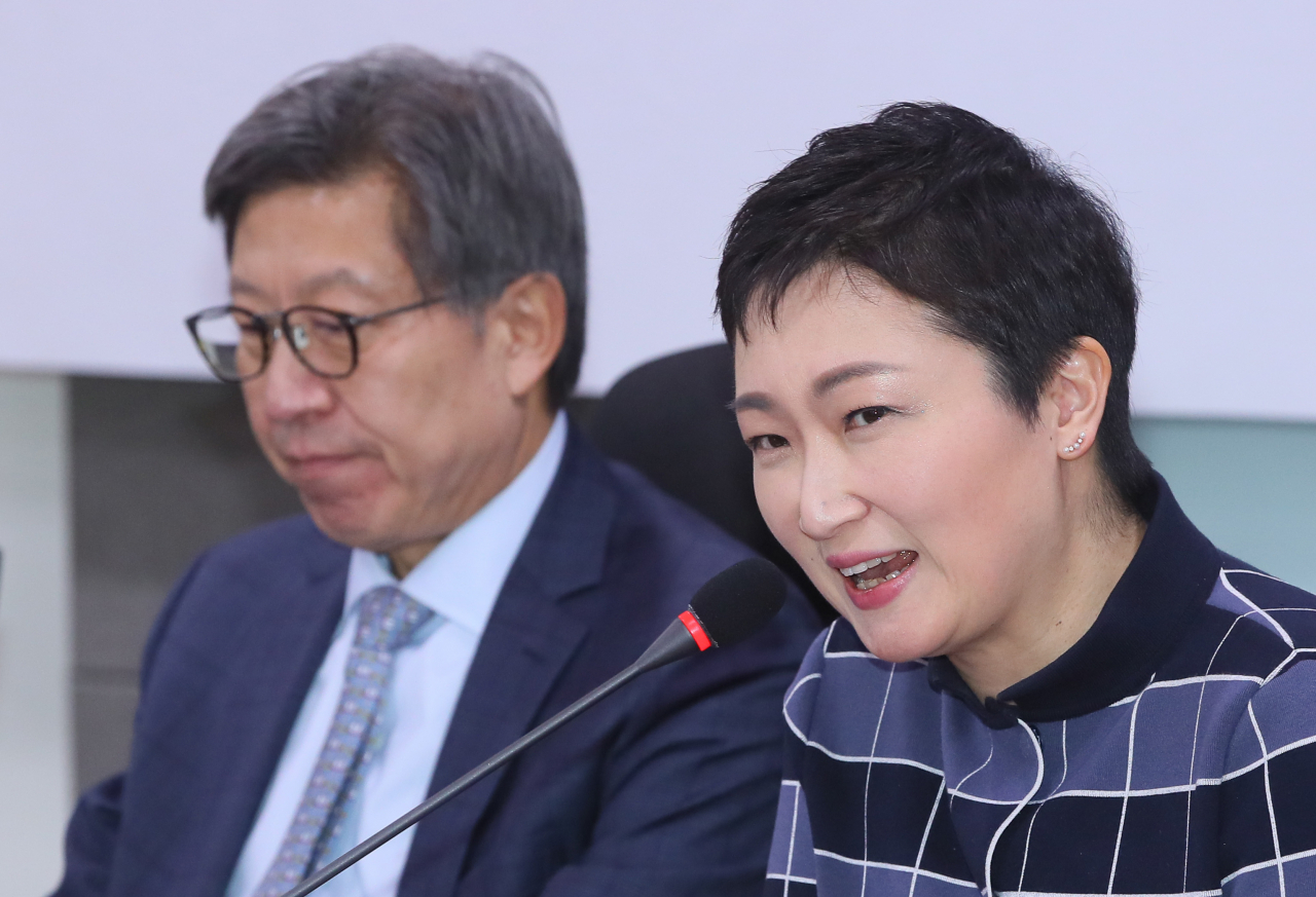 전진당 4.0 이언주 대표가 20일 국회 의원회관에서 열린 혁신통합추진위원회 회의에서 인사말하고 있다. 왼쪽은 박형준 위원장. [연합]