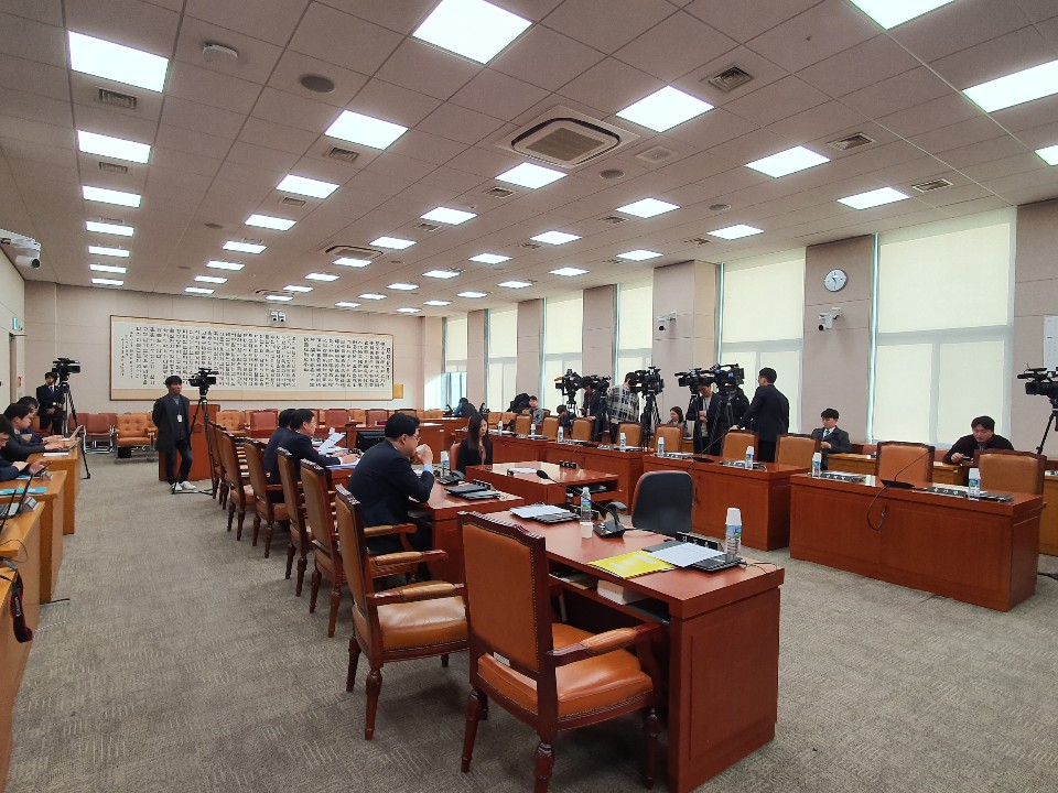 29일 오전 자유한국당의 요구로 검찰인사 현안 질의를 위한 법제사법위원회 전체회의가 열렸다. 더불어민주당 의원들과 추미애 법무부 장관은 불참했다. [정윤희 기자 yuni@]