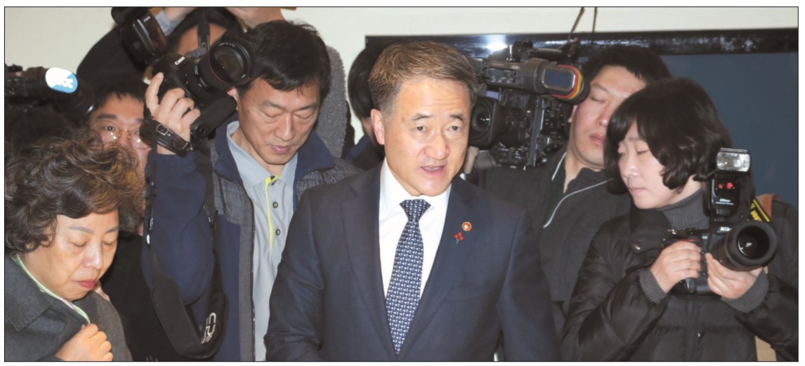 간담회장 들어오는 박능후 장관. 박능후 보건복지부 장관이 29일 서울 중구 달개비에서 열린 신종 코로나바이러스 감염증 대응책 관련 의약 단체장 간담회장으로 입장하고 있다. 박 장관은 의약단체장들과 만나 “앞으로 이 사태를 가장 단기간에, 적은 사회적 비용을 지불하는 방식으로 극복하기를 바란다”며 “정부와 대한의사협회, 대한병원협회, 대한한 의사협회, 대한약사회 등이 힘을 합쳐 빨리 극복하자”고 밝혔다. [연합]