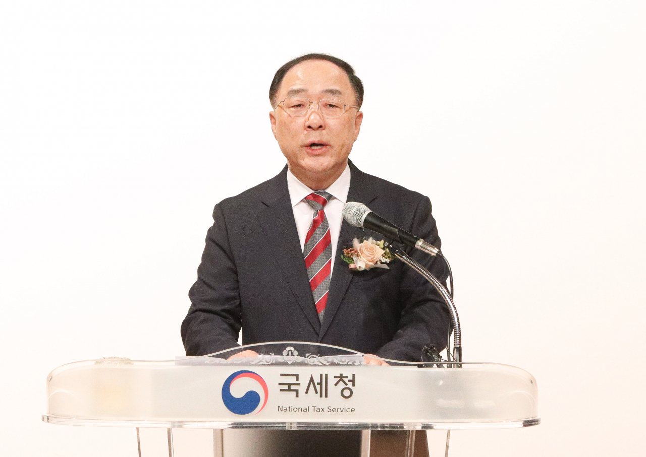 홍남기 부총리 겸 기획재정부 장관이 29일 세종시 나성동 국세청 본청에서 열린 전국 세무관서장 회의에서 치사를 하고 있다. ［국세청 제공］