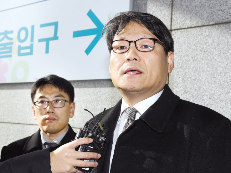 이광철 대통령비서실 민정비서관이 29일 오전 서울 서초구 서울중앙지검으로 출석하고 있다. 검찰은 이 비서관이 민정비서관실 선임행정관으로 근무하던 2017년 10월 김기현 전 울산시장 관련 제보를 가공해 첩보 문서를 만들고 경찰에 하달해 수사가 진행되도록 하는 데 주도적인 역할을 한 것으로 의심하고 있다. [연합