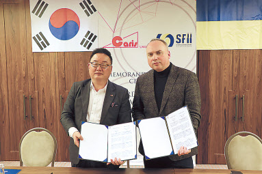 유철 카리스 대표(왼쪽)와 볼로디미르 스타브니우크(Volodymyr Stavniuk) 국영금융공사(SFII) 사장이 최근 우크라이나 힐튼호텔에서 플라스틱 가드레일 합작법인 설립 계약을 체결했다.
