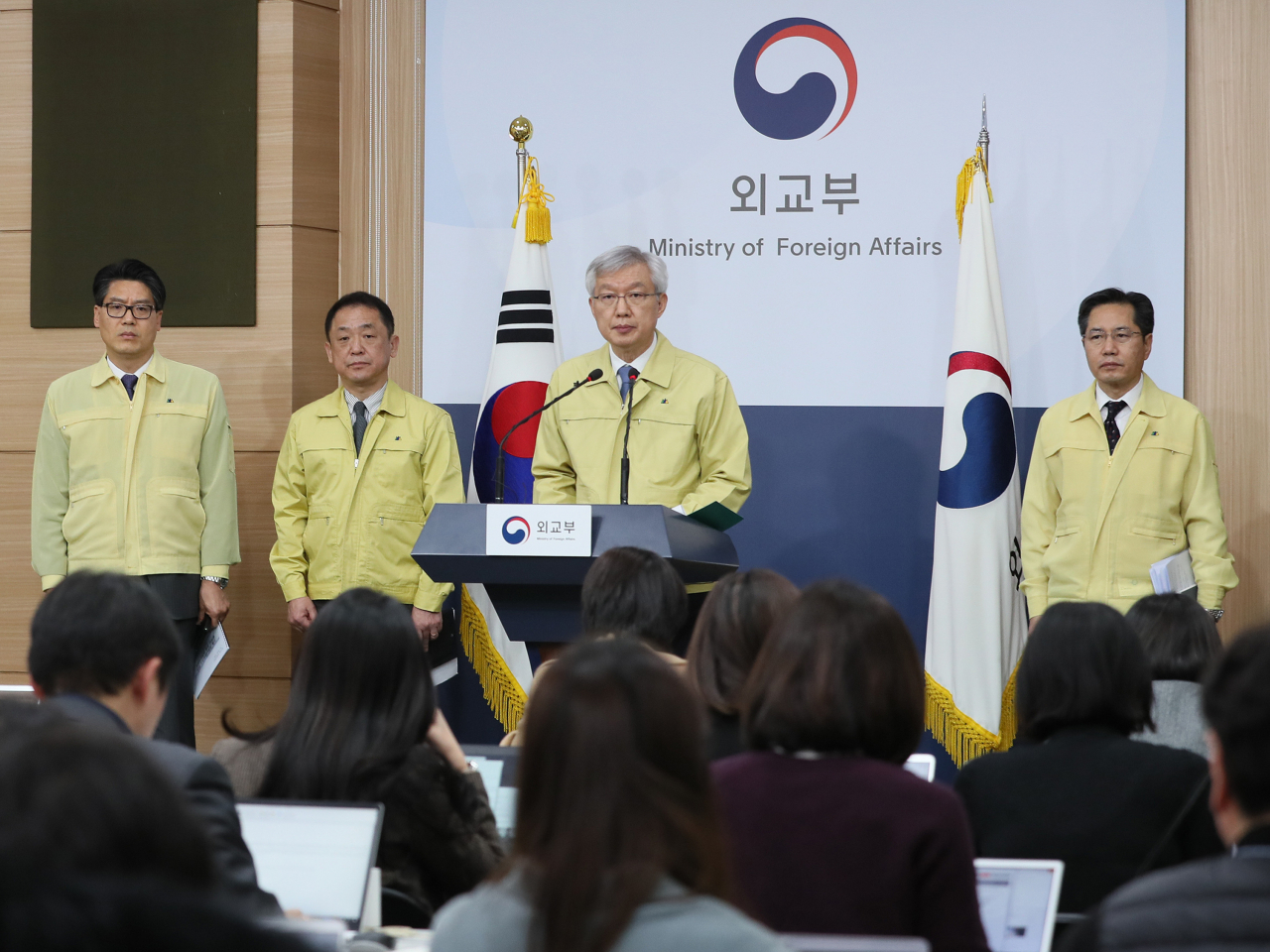 이태호 외교부 2차관이 28일 오후 정부서울청사 별관에서 신종코로나 바이러스 관련 재외국민 지원대책을 브리핑하고 있다. 정부는 이날 중국 우한 체류 국민을 위해 30~31일 전세기를 투입한다고 밝혔다. [연합]