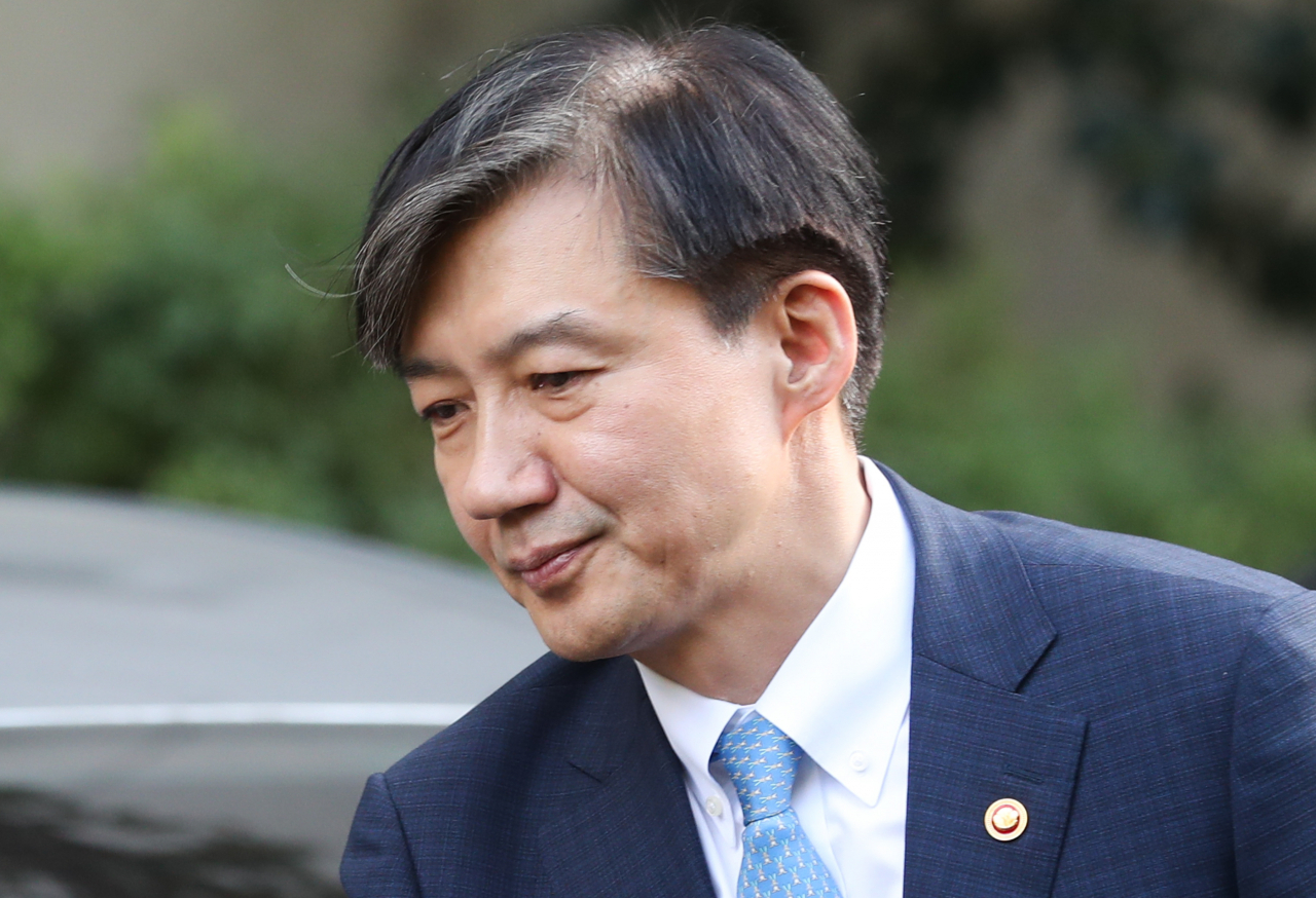 서울대학교가 29일 뇌물수수 등 혐의로 불구속기소 된 조국 법학전문대학원 교수에 대한 직위해제를 결정한 것에 대해 조 전 장관은 “교수에 대한 불이익 조치는 헌법적 대원칙인 ‘무죄 추정의 원리’를 지키며 이루어져야 한다”면서 “검찰의 일방적 판단만이 반영되어 있는 기소만으로 신분상의 불이익 조치를 내리는 것은 부당하다”고 말했다. 사진은 2019년 9월 14일 장관직 사의를 밝히고 자택으로 들어가는 조국 전 장관의 모습. [연합]