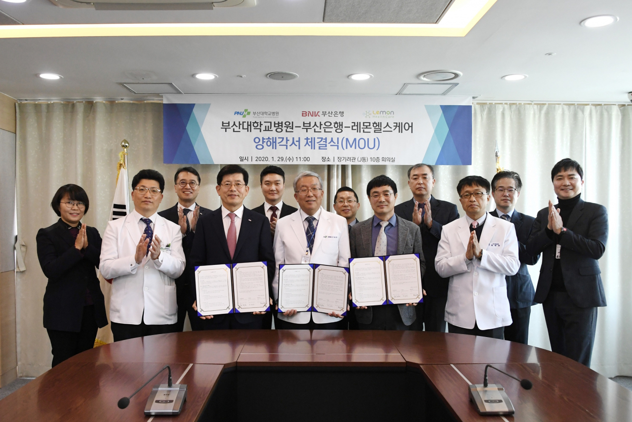BNK부산은행은 29일 오전, 부산대병원 회의실에서 부산대병원 및 레몬헬스케어와 ‘의료·금융 융복합 서비스 플랫폼 구축을 위한 업무 협약’을 체결했다.