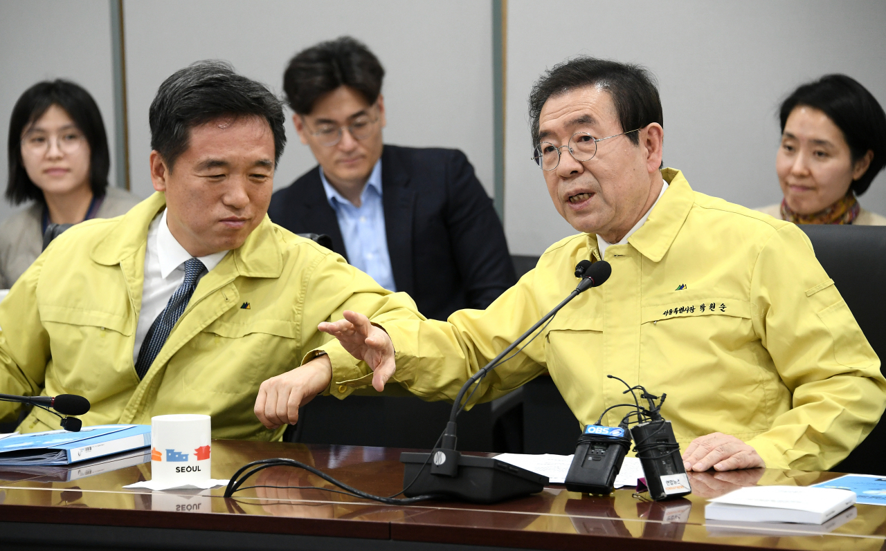 박원순 서울시장이 28일 서울시청에서 열린 신종 코로나바이러스 감염증 3차 종합대책회의에서 서정협 행정1부시장 내정자와 바이러스 전파 예방 인사법을 선보이고 있다. [서울시 제공]