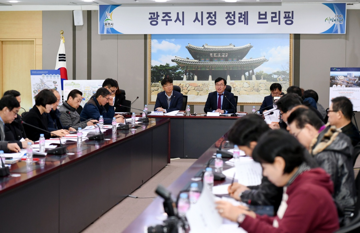 브리핑하고 있는 김진구(가로줄 가운데) 도시재생담당관. [광주시]