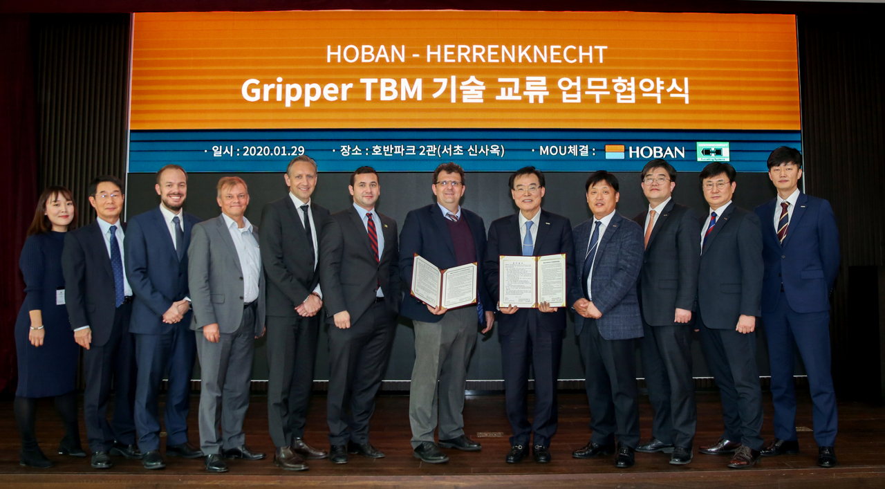 호반산업은 29일 서울 서초구 우면동 소재 호반파크 2관에서 독일 헤렌크네히트와 국내 TBM 기술개발과 상호협력을 위한 업무협약을 체결했다고 밝혔다. 헤렌크네히트 아시아 지역본부 니콜라스 추버 대표이사(사진 완쪽에서 7번째)와 호반산업 김진원 사장(왼쪽 8번째) 등이 기념사진을 찍고 있다. [사진=호반산업 제공]