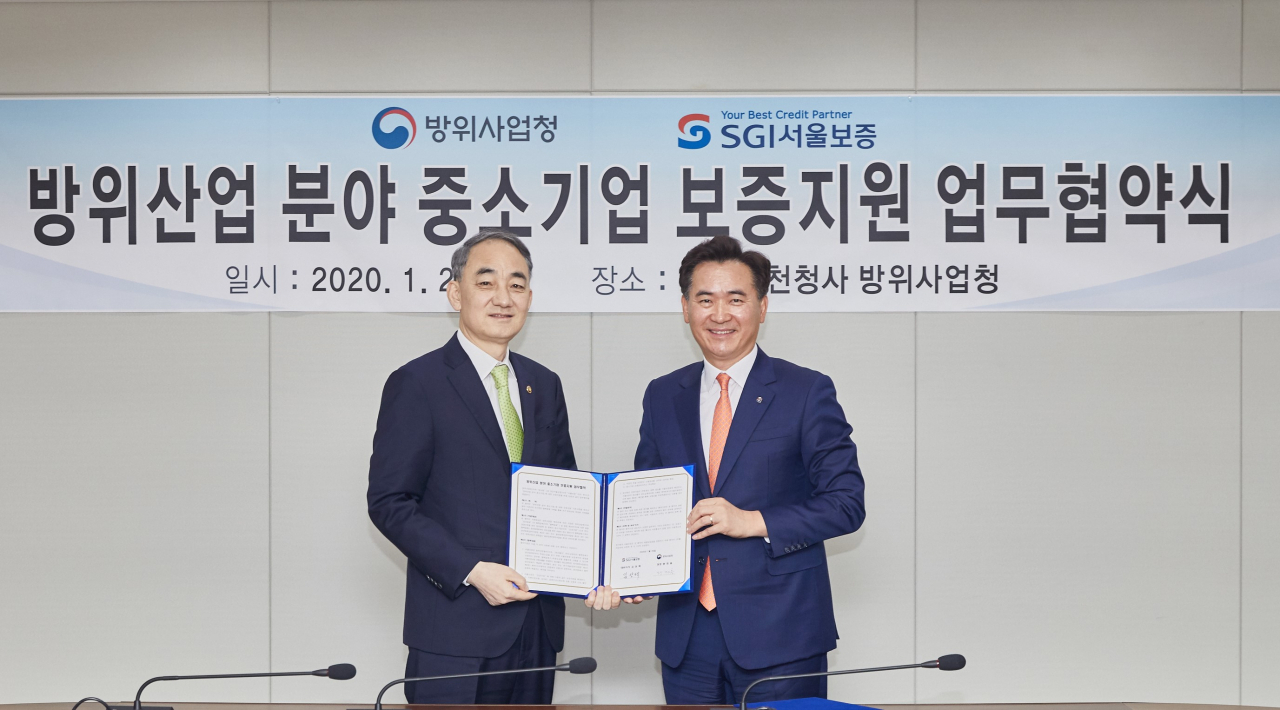 김상택(오른쪽) SGI서울보증 사장과 왕정홍 방위사업청 청장이 29일 정부과천청사에서 방위사업 분야 중소기업 보증지원 협약식 후 기념촬영을 하고 있다.