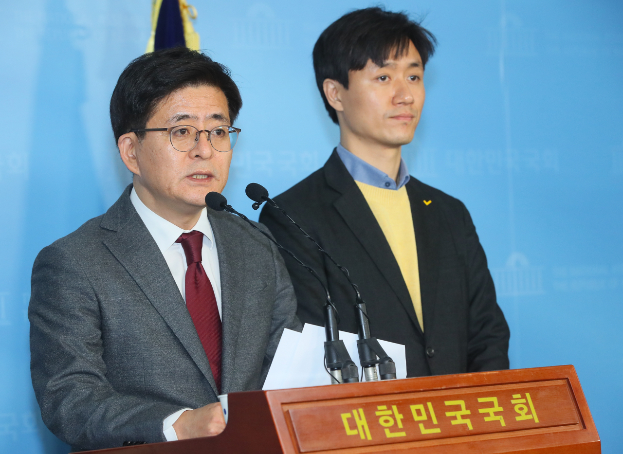 박원석 정의당 정책위의장(왼쪽), 김병권 정의정책연구소장이 29일 국회 정론관에서 '최고임금법' 공약을 발표하고 있다. [연합]