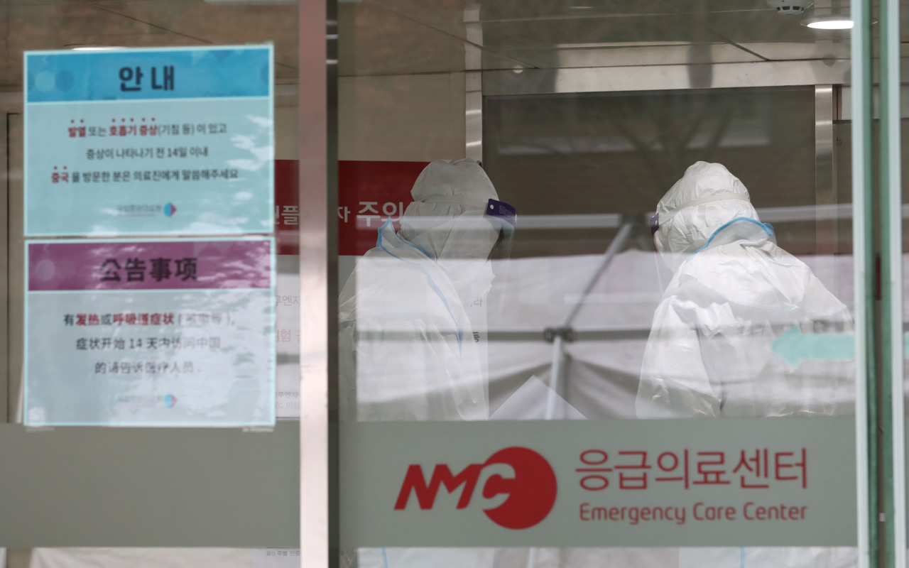 Medical staff at National Medical Center photographed in head-to-toe protective suits on Tuesday. (Yonhap)