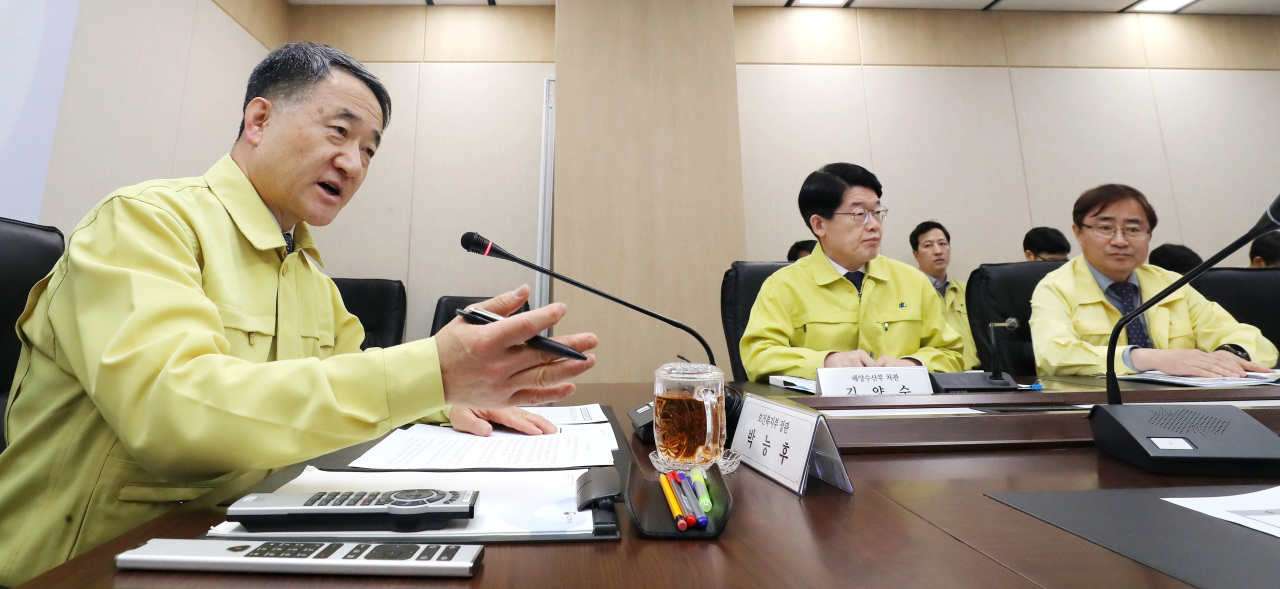 Minister of Health and Welfare Park Neung-hoo speaks at a meeting of government response group on Wednesday. Yonhap