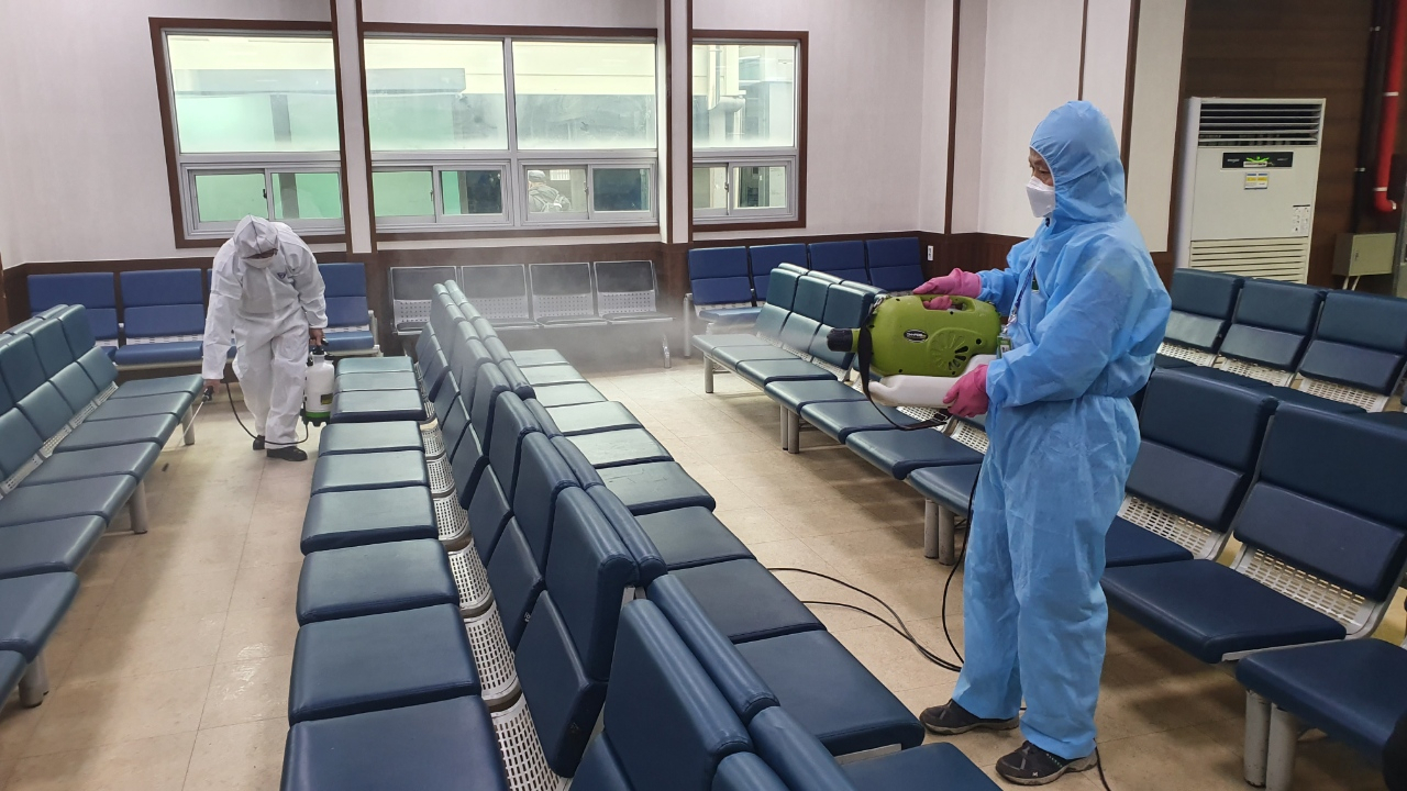 평택항 여객터미널 내 월 1회 실시하던 소독을 전문업체를 통해 주 3회로 강화했다. [평택시 제공]