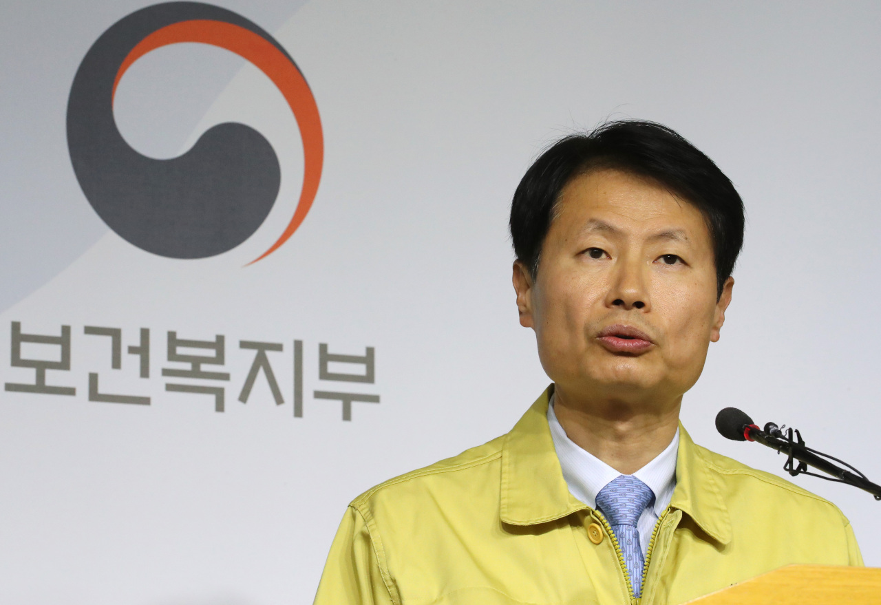 Vice Minister of Health and Welfare Kim Kang-lip briefs the media about the quarantine plans on Wednesday. Yonhap