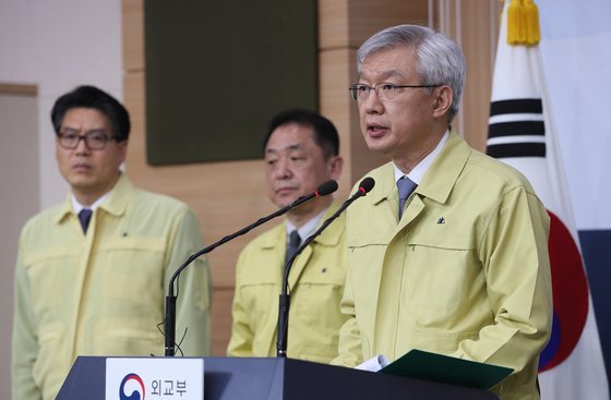 Foreign Affairs Vice Minister Lee Tae-ho speaks during briefing Tuesday. (Yonhap)