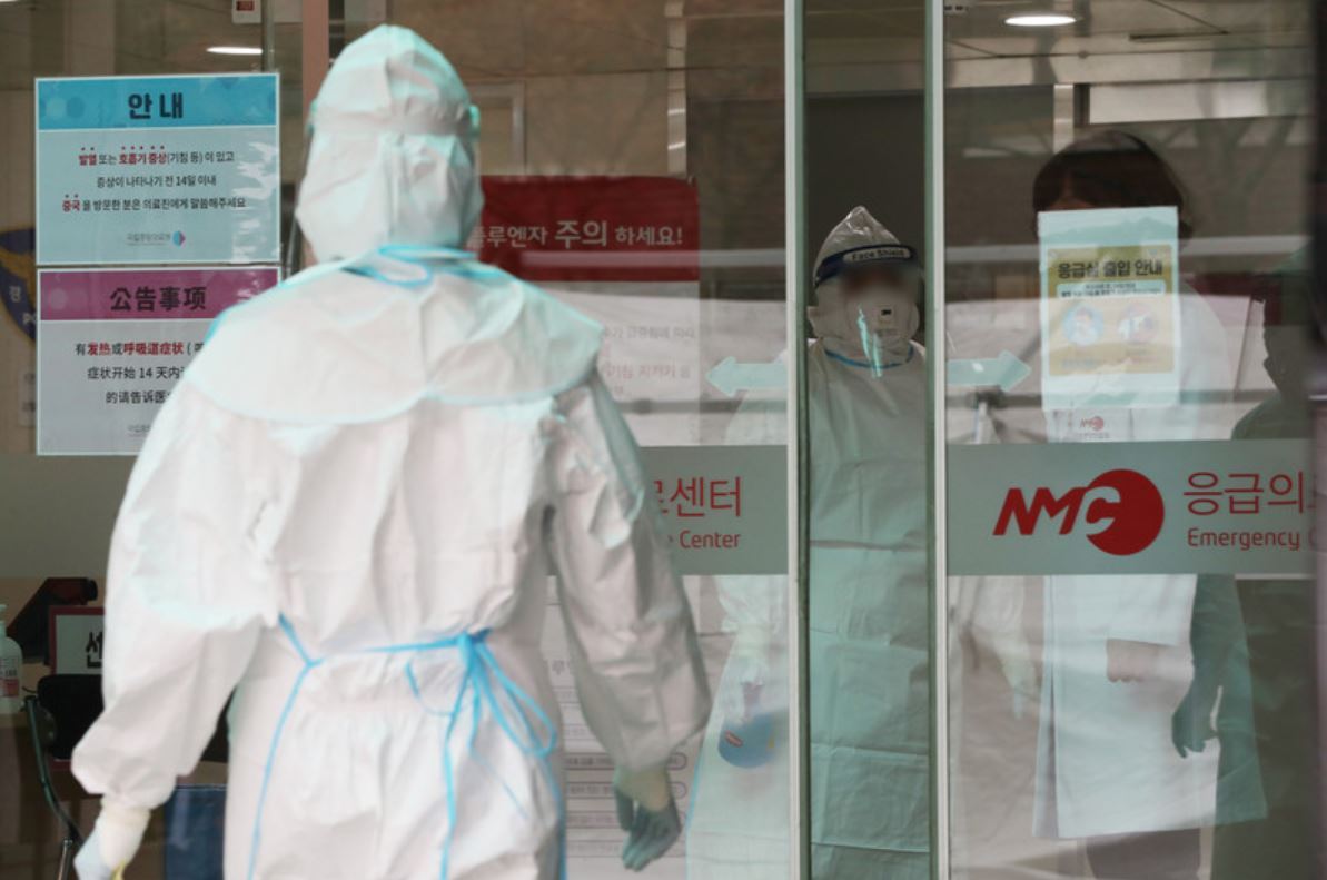 Medical staff in full protective gear enter a special quarantine ward for patients with symptoms of coronavirus at the National Medical Center in central Seoul on Wednesday. (Yonhap)