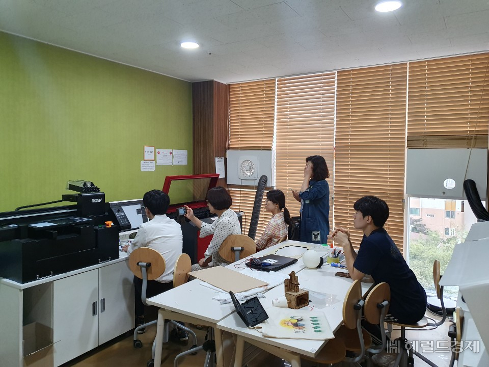 노원 메이커스원에서 참여자들이 3D프린팅 활용을 위한 소프트웨어 교육을 받고 있다.[노원구]