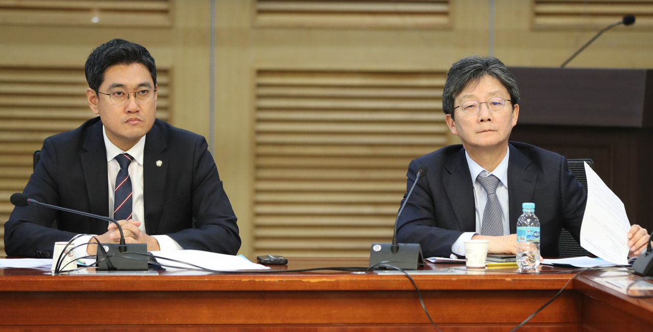 새로운보수당 오신환 공동대표(왼쪽부터)와 유승민 의원이 16일 오후 서울 여의도 국회 의원회관에서 청년 당대표 선발을 위한 면접 및 심사를 보고 있다. [연합]