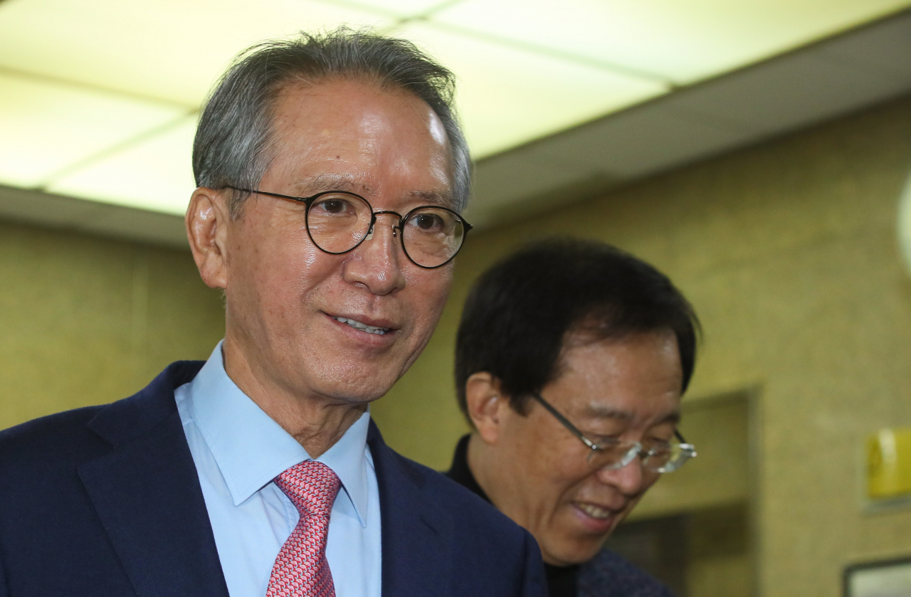 자유한국당 김형오 공천관리위원장, 이석연 위원이 29일 국회에서 열린 공천관리위원회 회의에 입장하고 있다. [연합]