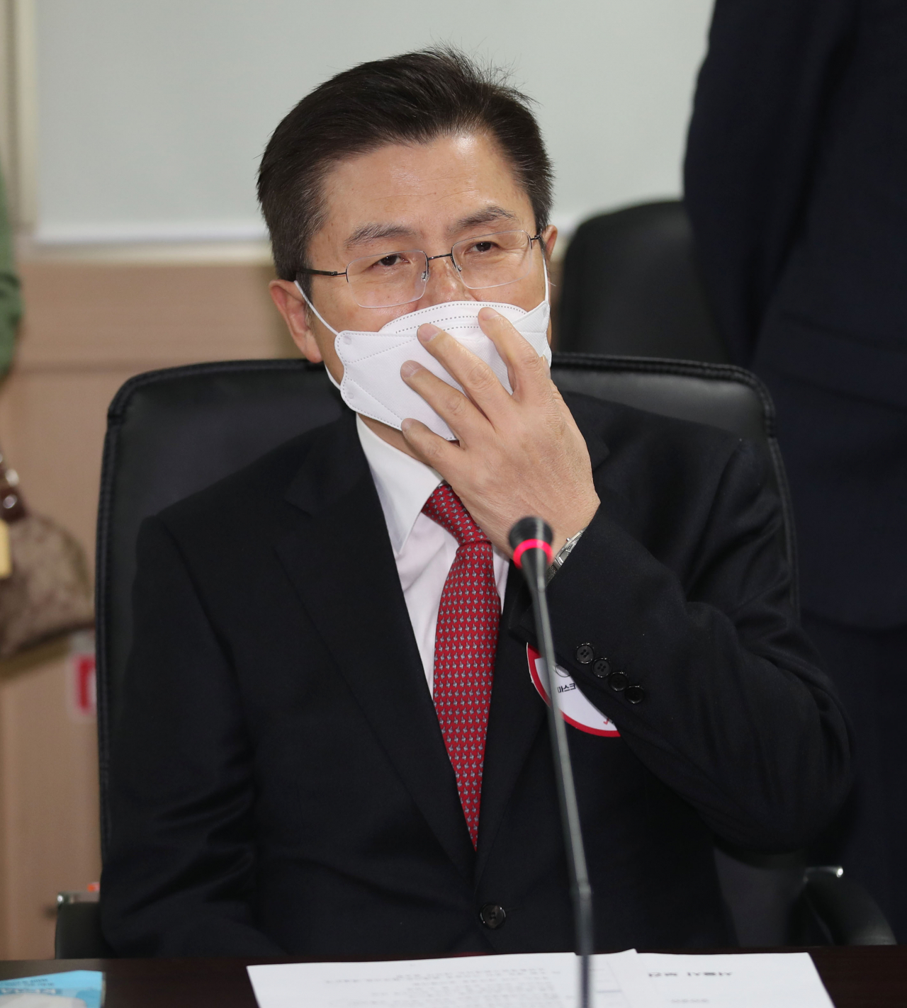 29일 경기도 과천 서울특별시 보건환경연구원에서 신종 코로나바이러스 대책 TF 현장을 방문한 자유한국당 황교안 대표가 마스크를 착용하고 있다. [연합]