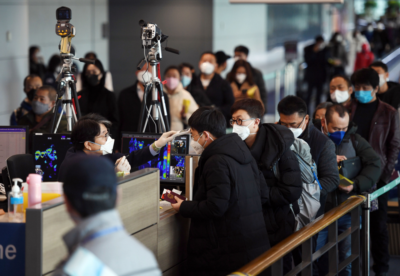 신종 코로나바이러스 감염증인 '우한 폐렴' 확산이 우려되는 가운데 29일 인천국제공항 제1터미널 입국장에서 중국 텐진발 입국한 사람들이 검역을 받고 있다. 연합뉴스
