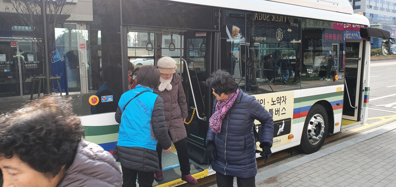 어르신들이 무료셔틀버스를 이용하고 있는 모습. [강서구 제공]