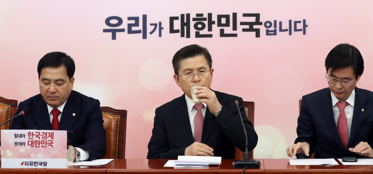 자유한국당 황교안 대표가 30일 오전 서울 여의도 국회에서 열린 최고위원회의에서 발언을 마친 뒤 물을 마시고 있다. [연합]