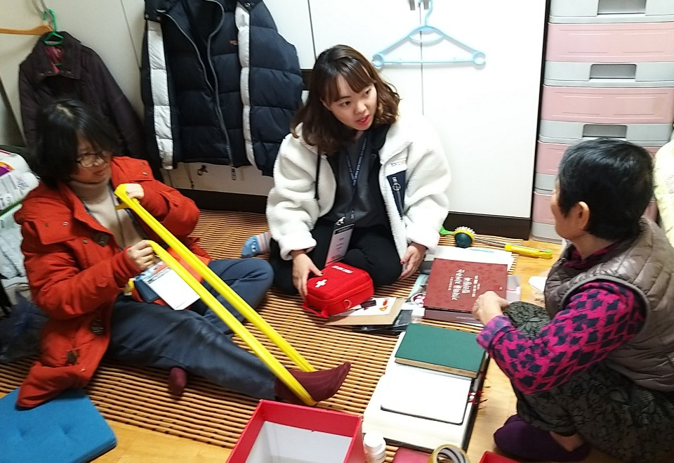 지난해 12월 생활지원사들이 대상자의 집에 방문해 재활운동을 알려주고 있는 모습. [관악구 제공]