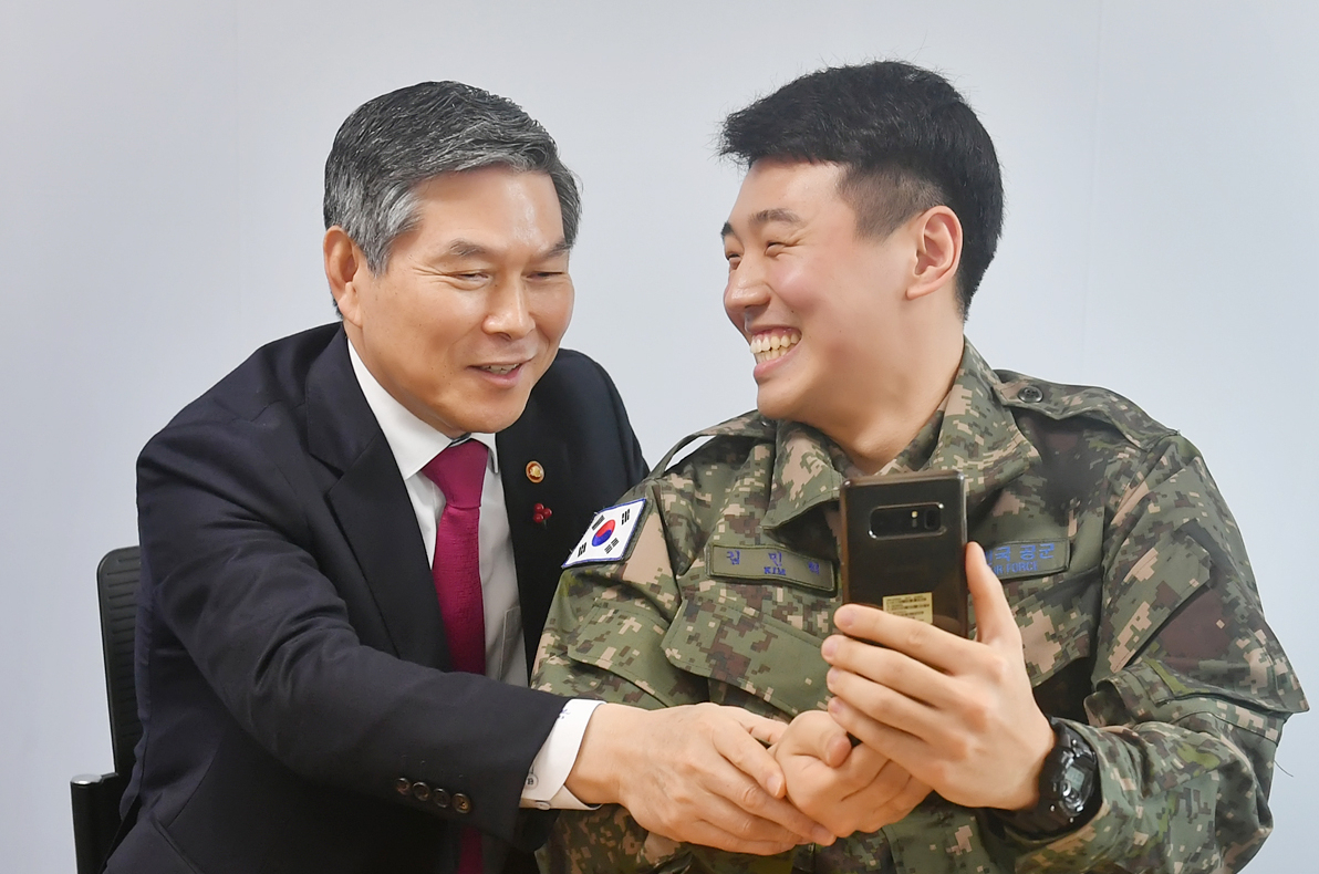정경두 국방부 장관이 설 연휴에 군 장병과 간담회를 갖고 참석 병사의 부모와 영상통화를 하고 있다.[연합]