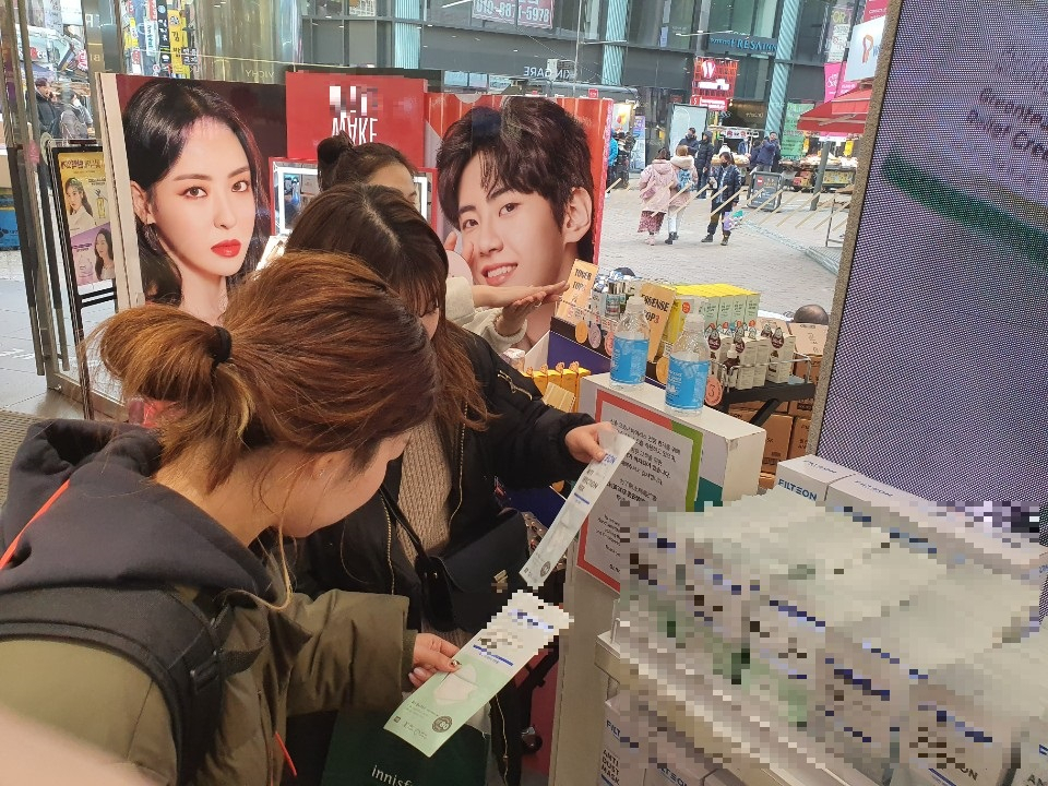 30일 서울 중구 명동의 한 드러그스토어에서 관광객들이 매장에 비치된 손 소독제를 고르고 있다. 김용재 수습기자/brunch@heraldcorp.com