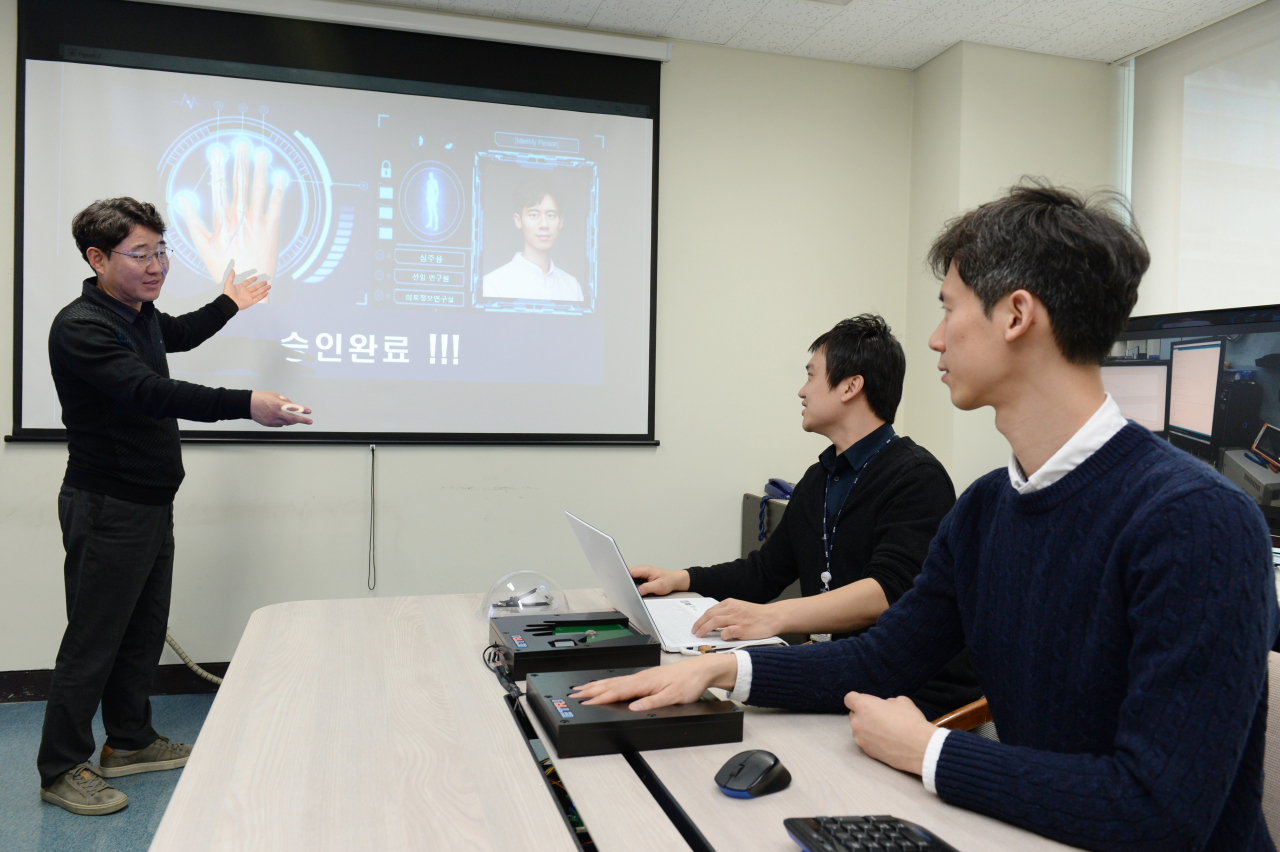 ETRI 연구진이 개발한 기술로 사용자를 시스템에서 인증 시연을 하고 있다.[ETRI 제공]