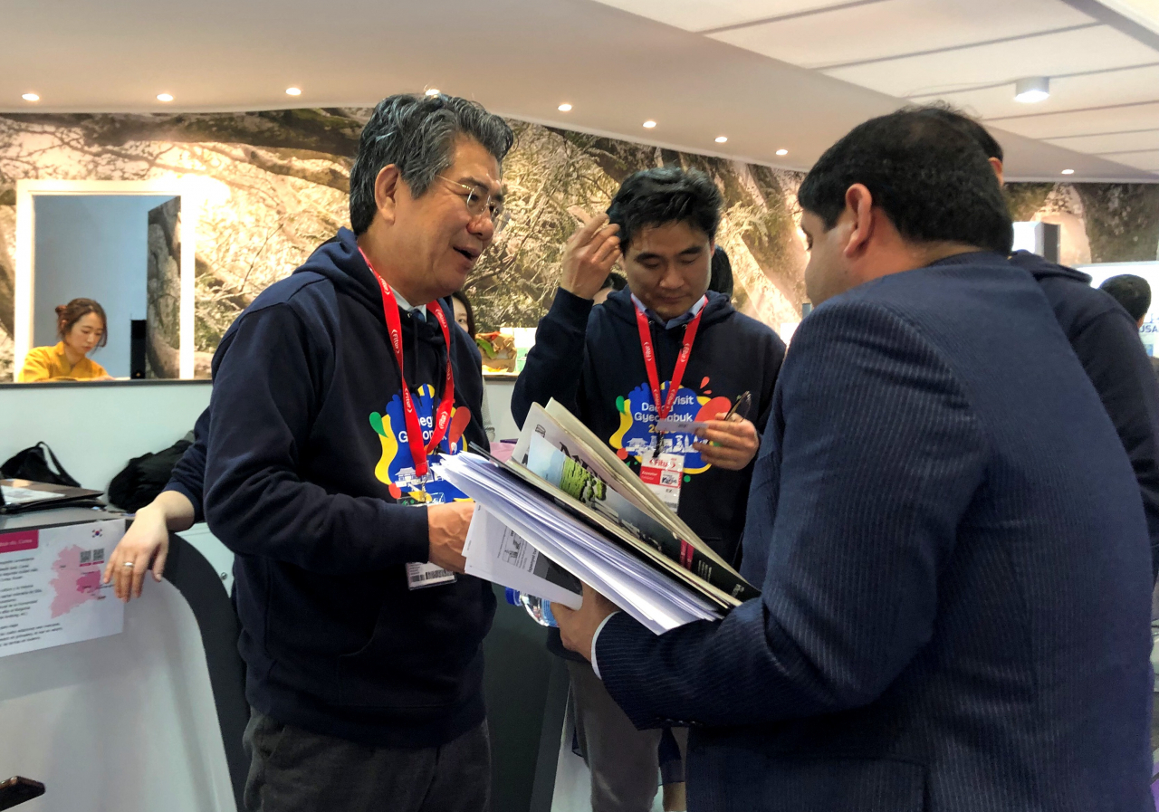 스페인에서 경북관광 홍보에 나서고 있는 경북문화관광공사 임직원들 모습.[경북문화관광공사 제공]