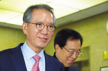자유한국당 김형오 공천관리위원장, 이석연 위원이 29일 국회에서 열린 공천관리위원회 회의에 입장하고 있다. [연합]