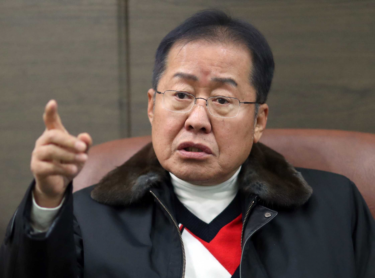 홍준표 자유한국당 전 대표가 지난달 20일 경남 함안군 함안상공회의소를 찾아 관계자와 대화하고 있다. 함안은 최근 홍 전 대표가 21대 총선 출마를 선언한 경남 밀양·의령·함안·창녕 지역구 중 하나다. [연합]
