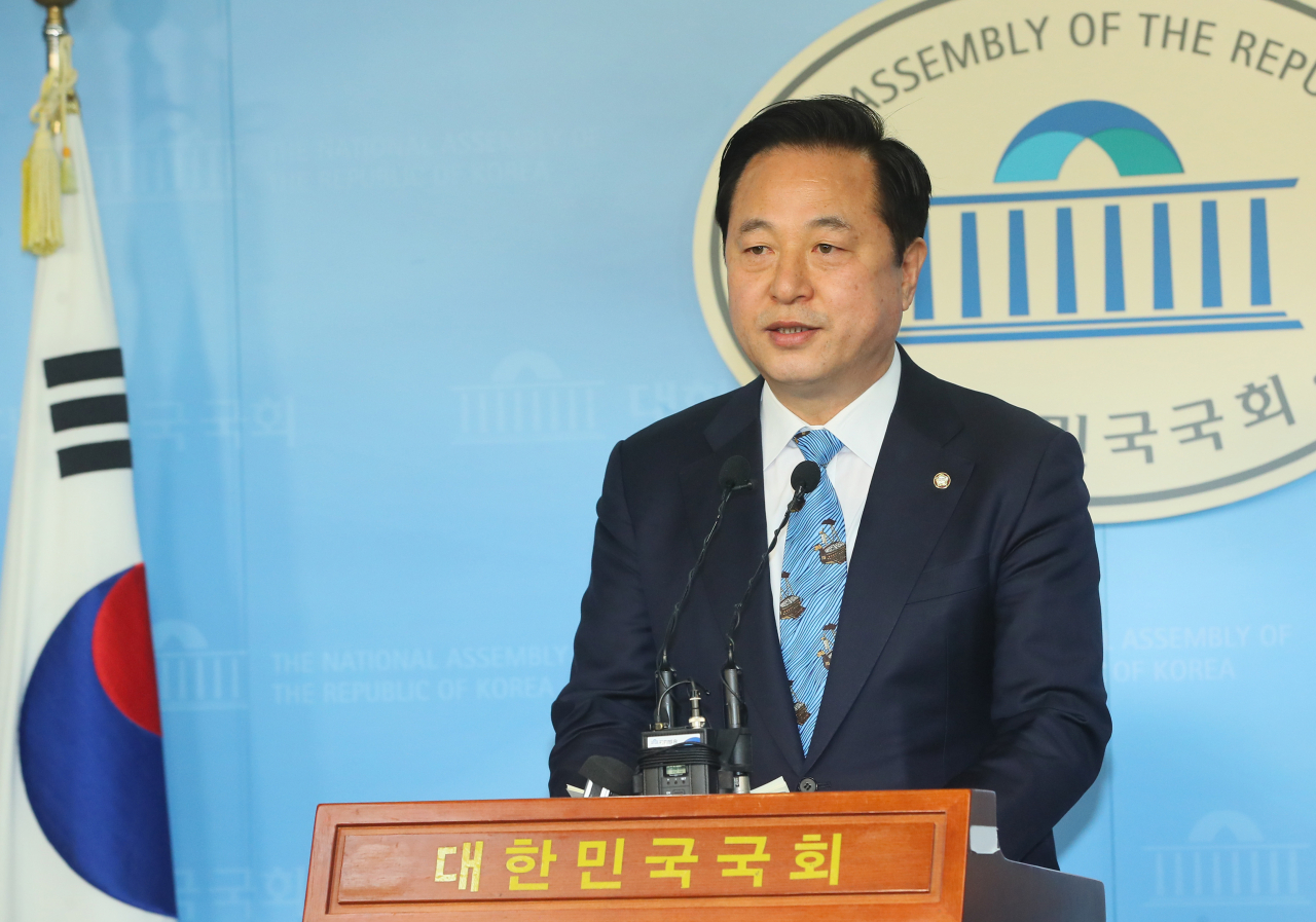더불어민주당 김두관 의원이 30일 국회 정론관에서 제21대 총선에서 '경남 양산을(乙)' 출마를 공식 선언하고 있다. [연합]