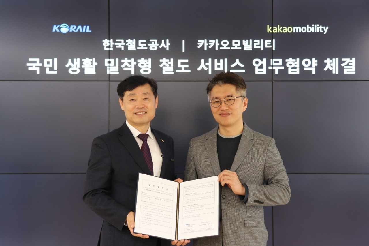 한국철도와 ㈜카카오모빌리티는 29일 경기도 판교에서 ‘철도 서비스 제공을 위한 업무협약’ 을 체결하고 생활 밀착형 철도 서비스를 제공키로 했다. (사진 왼쪽부터 정왕국 한국철도 부사장, 류긍선 카카오모빌리티 공동대표)