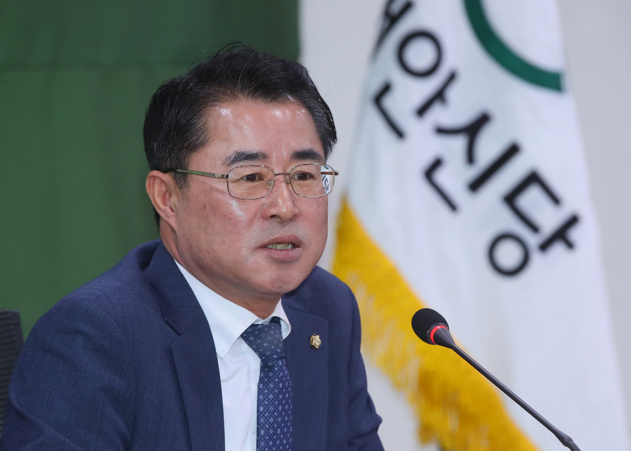 최경환 대안신당 대표가 30일 국회 의원회관에서 가진 기자간담회에서 '통합'에 대한 입장 등을 밝히고 있다. [연합]