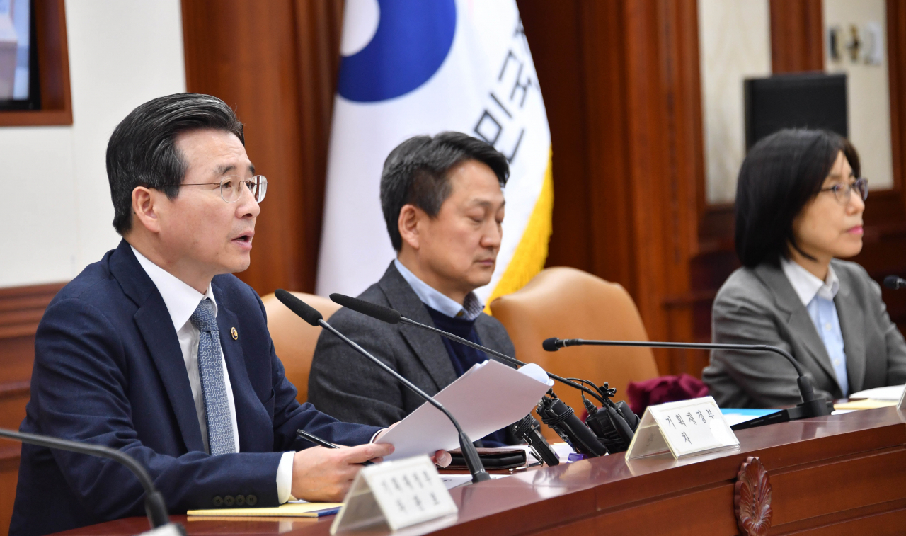 김용범 기획재정부 차관이 30일 서울 광화문 정부서울청사에서 ‘제2기 인구정책 TF’ 회의를 주재하며 모두 발언을 하고 있다. [기획재정부 제공]
