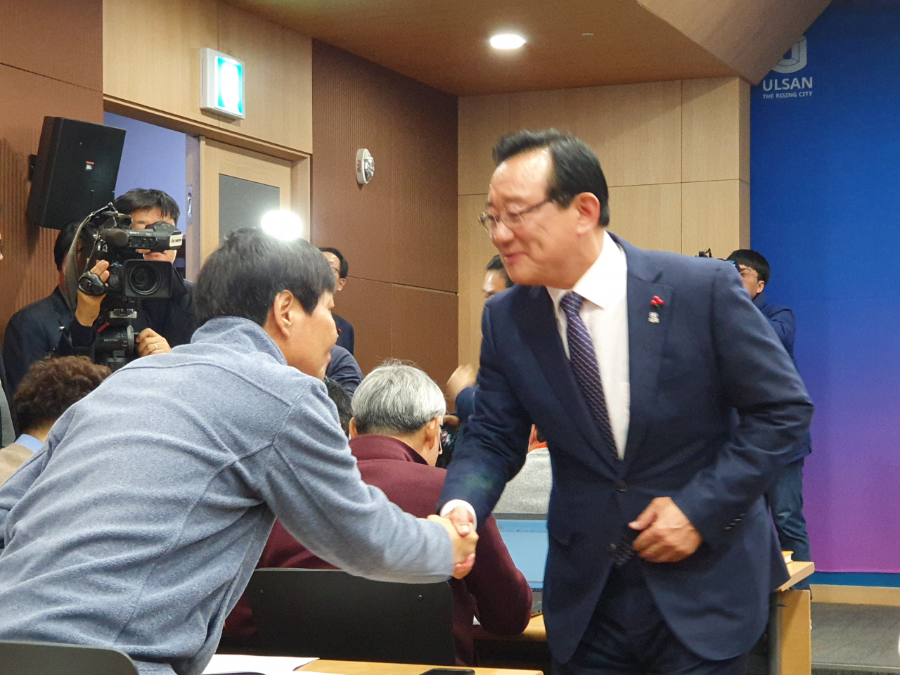 송철호 시장이 기자회견에 앞서 기자들과 인사를 나누고 있다.