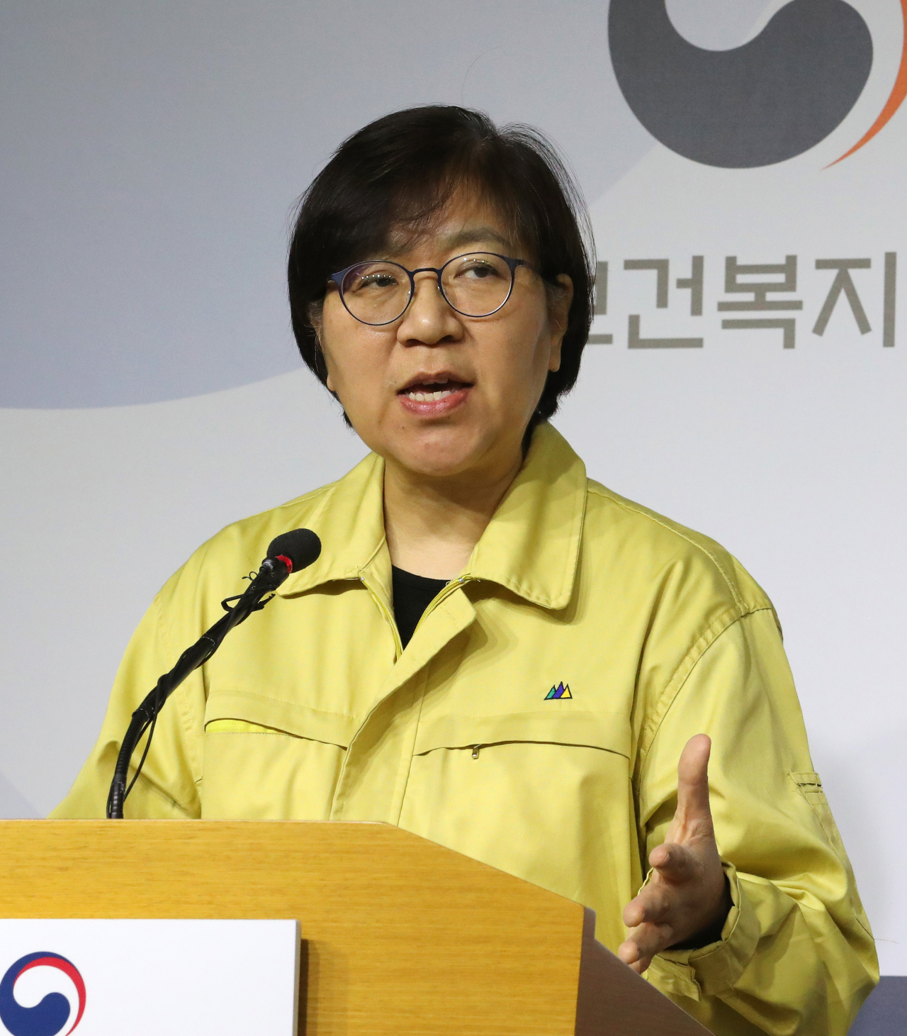 정은경 질병관리본부장이 30일 오후 세종시 정부세종청사에서 신종 코로나바이러스 국내 발생현황과 관련한 정례브리핑을 하고 있다. [연합]
