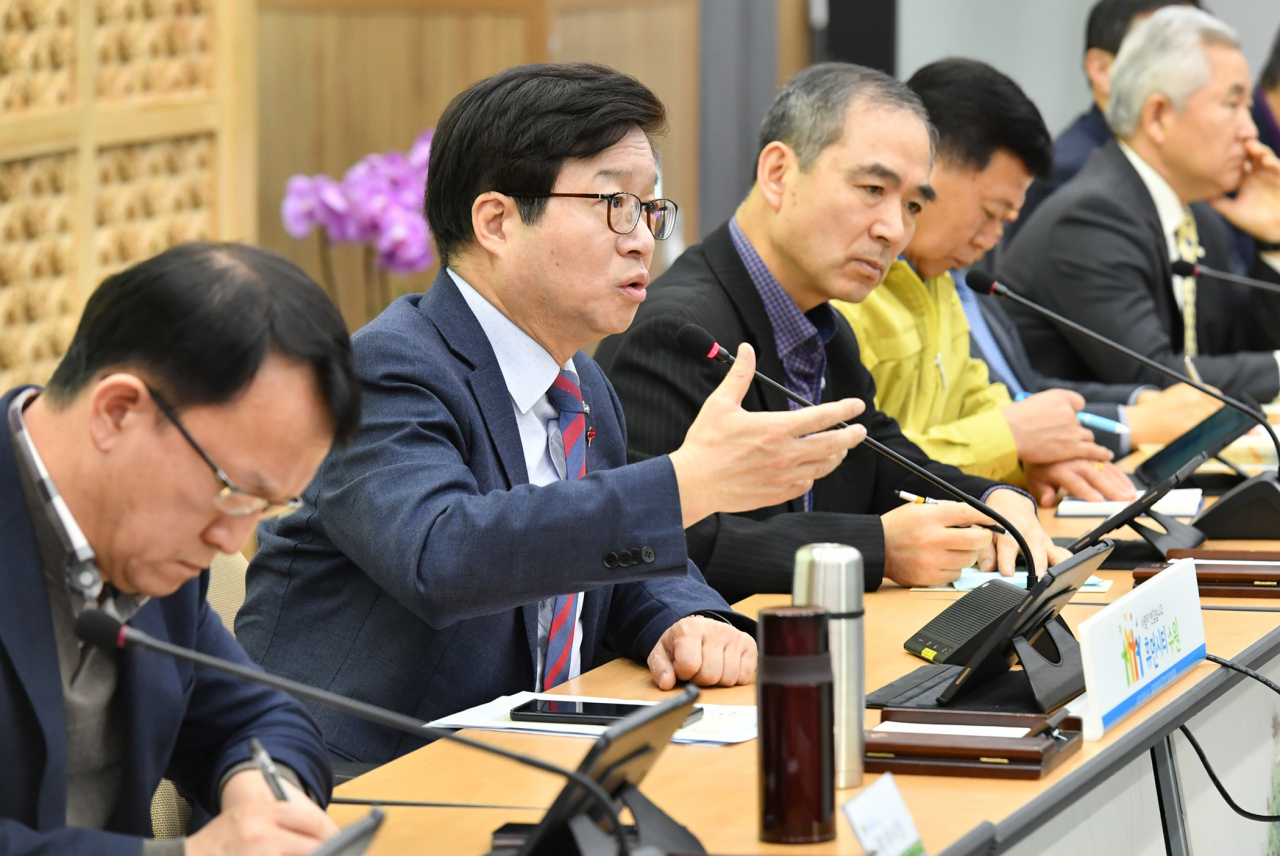 염태영 수원시장이 확대간부회의에서 발언하고 있다. [수원시 제공]