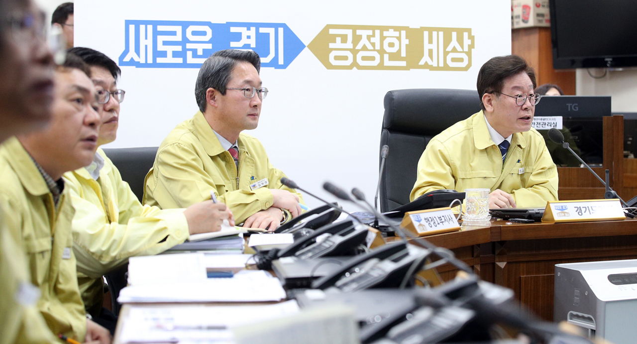 경기도청 재난상황실에서 열린 신종 코로나바이러스 감염증 대책 종합점검회의에서 이재명 경기도지사가 발언을 하고 있다. [경기도 제공]