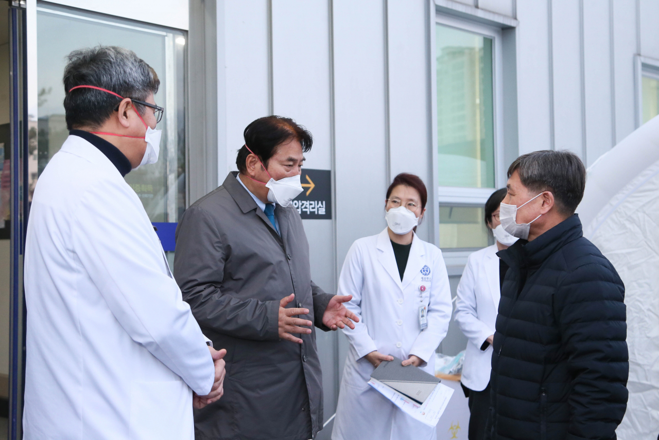 백군기 용인시장이 관계자들과 함께 용인세브란스병원 선별진료소를 점검하고 있다. [용인시 제공]